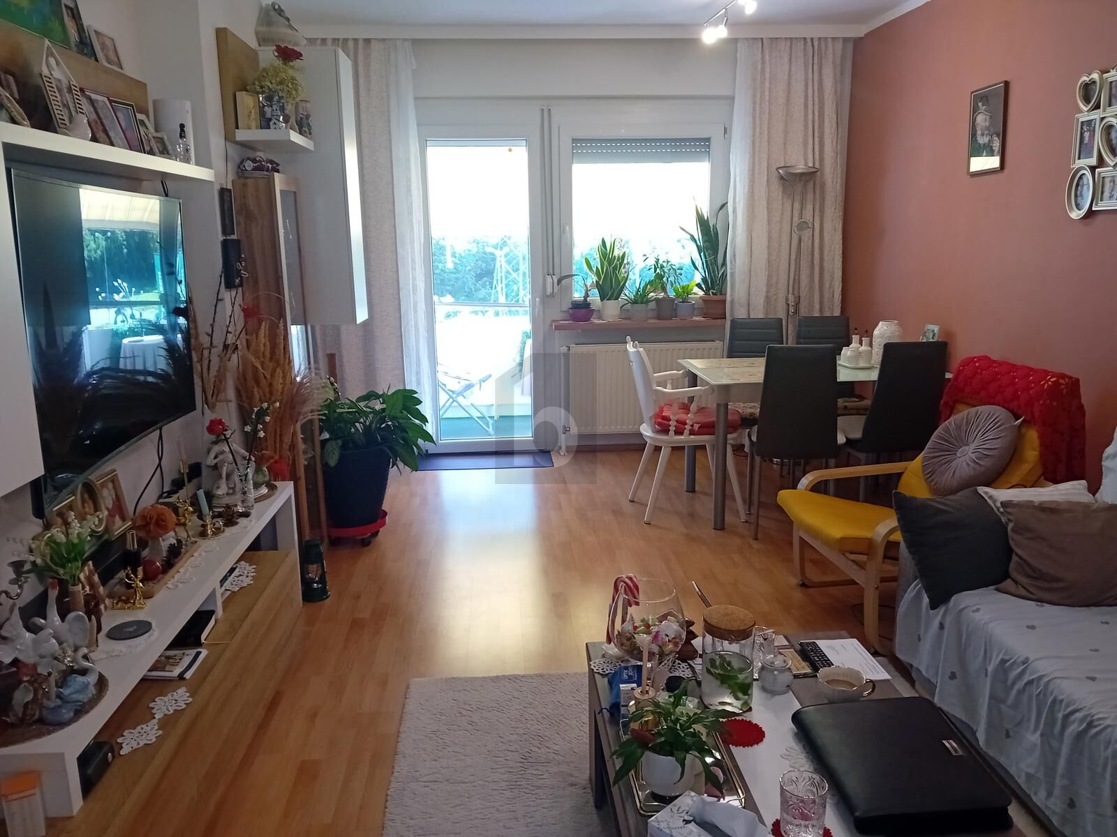 TOP GEPFLEGTE EIGENTUMSIMMOBILIE MIT LOGGIA UND HERVORRAGENDER W�RMED�MMUNG