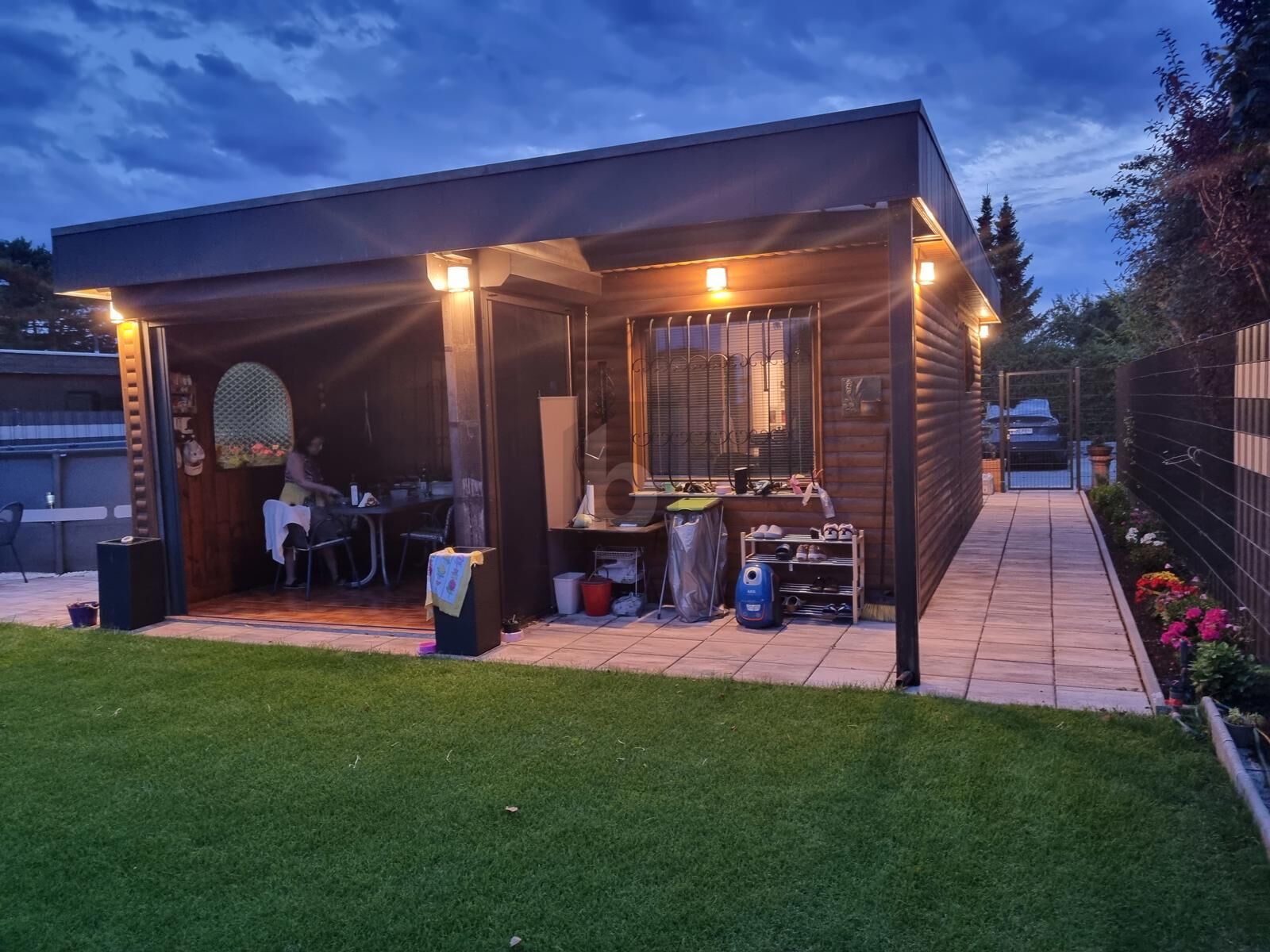 IHR RÜCKZUGSORT IM GRÜNEN: KLEINGARTENHAUS MIT POOL, GRILLPLATZ UND GARTENPARADIES / / 2601 Sollenau / Bild 2