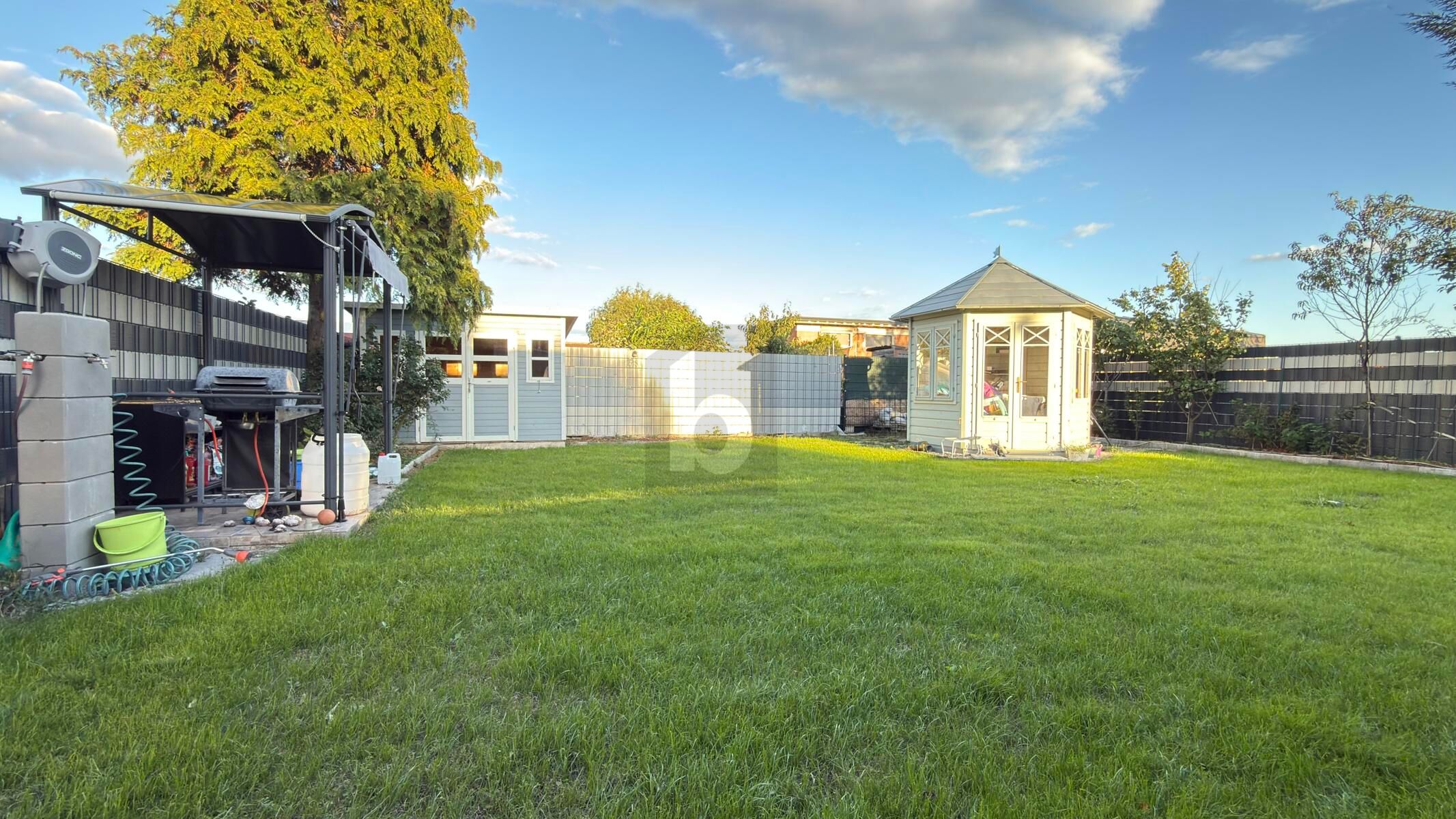 IHR R�CKZUGSORT IM GR�NEN: KLEINGARTENHAUS MIT POOL, GRILLPLATZ UND GARTENPARADIES