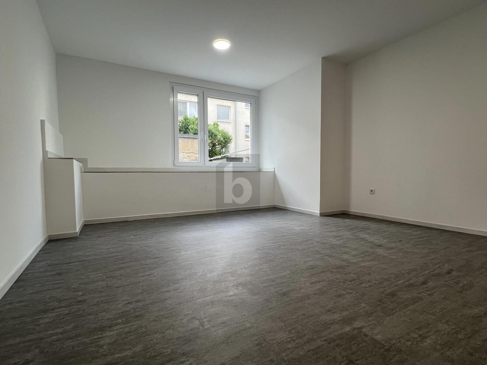 URBAN WOHNEN MIT RUHEFAKTOR ? FRISCH SANIERTE 2-ZIMMER-WOHNUNG /  / 1120&nbsp;Wien / Bild 1