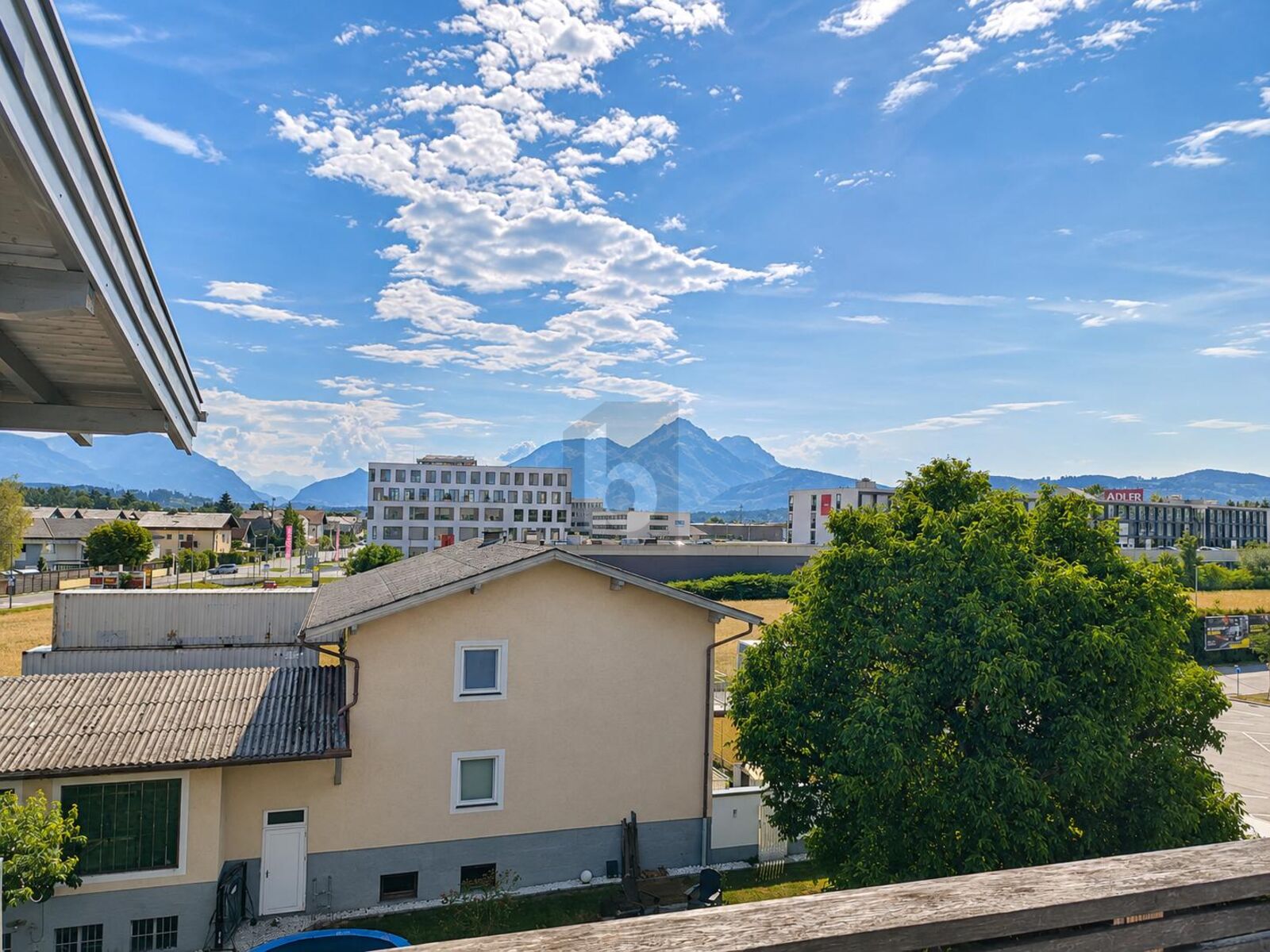 WOHNEN ODER B�RO: HOCHWERTIGE FL�CHE MIT HERRLICHEM BERGBLICK RICHTUNG UNTERSBERG