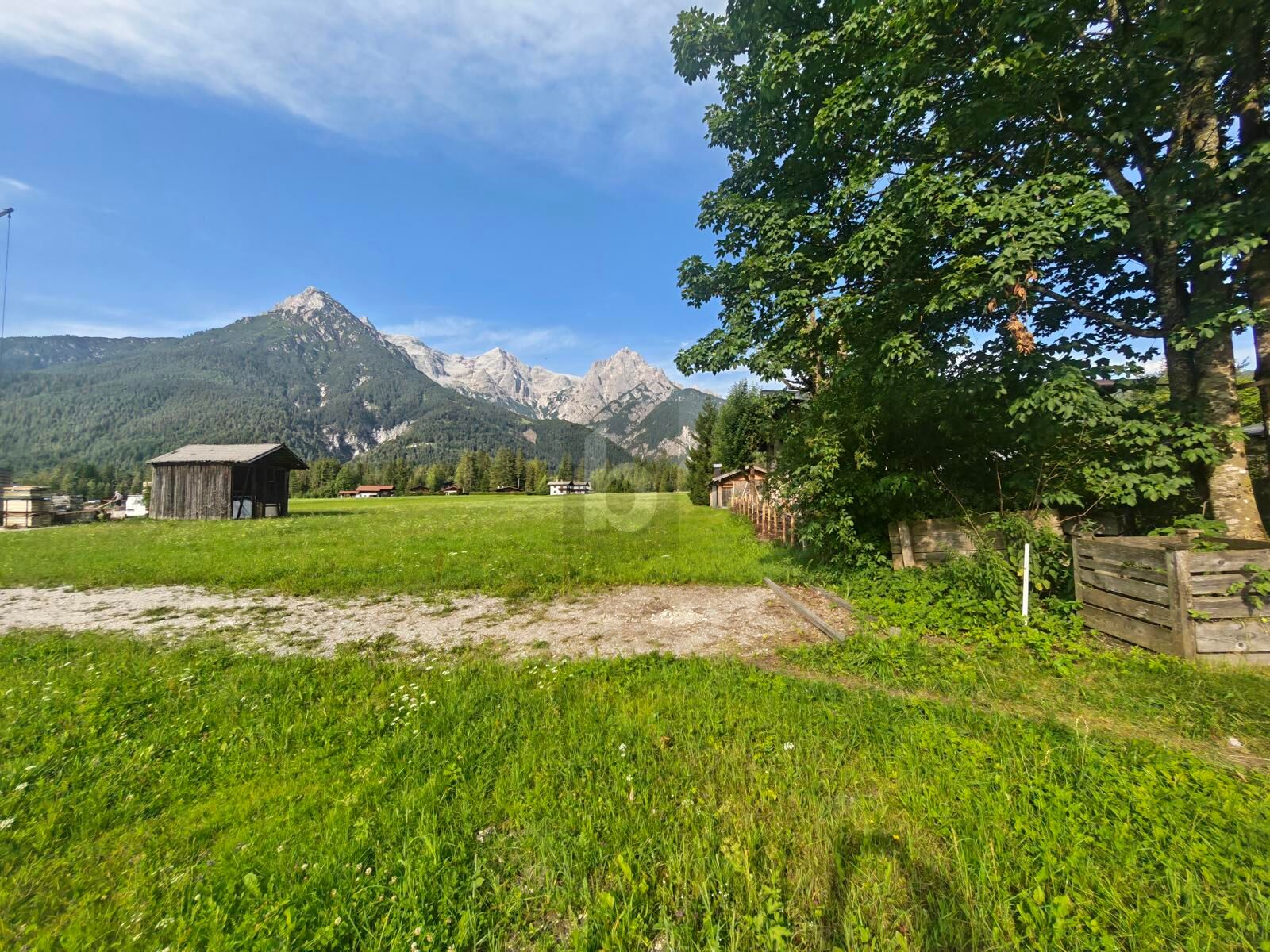 SONNIGER PANORAMABLICK VOLL ERSCHLOSSEN 