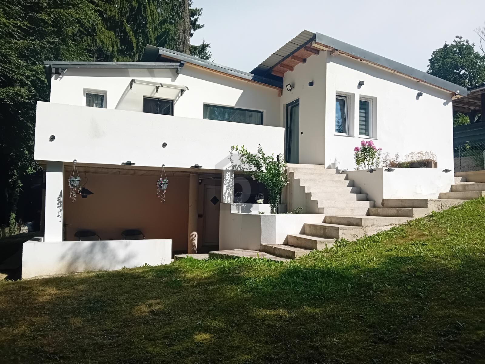 MODERNES EINFAMILIENHAUS MIT WÄRMEPUMPE, CARPORT UND GROßEM GRUNDSTÜCK IN RUHIGER LAGE