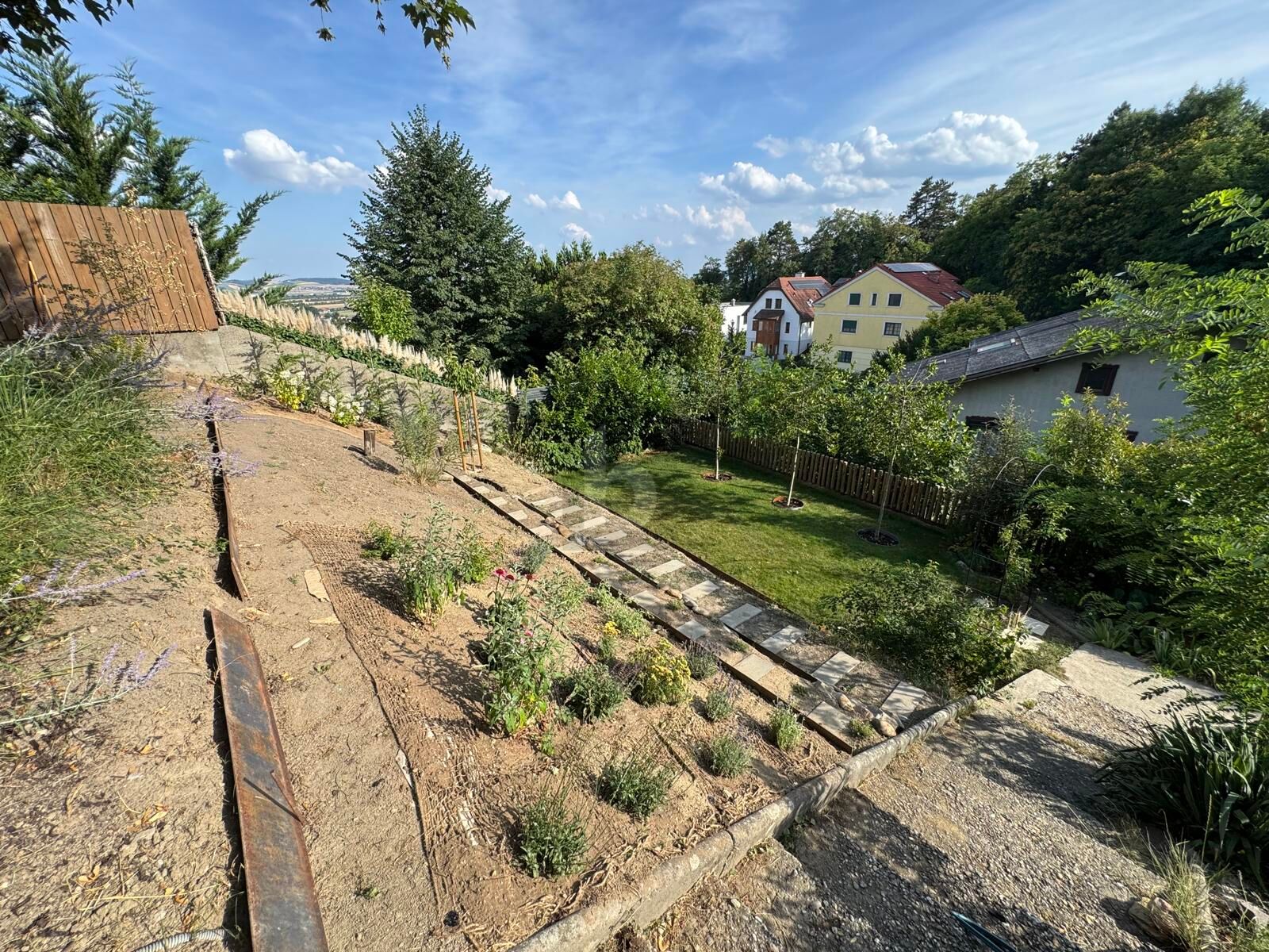 BEFRISTETES EINFAMILIENHAUS IM GRÜNEN MIT BLICK AUF DIE SKYLINE VON WIEN / / 2100 Leobendorf / Bild 1