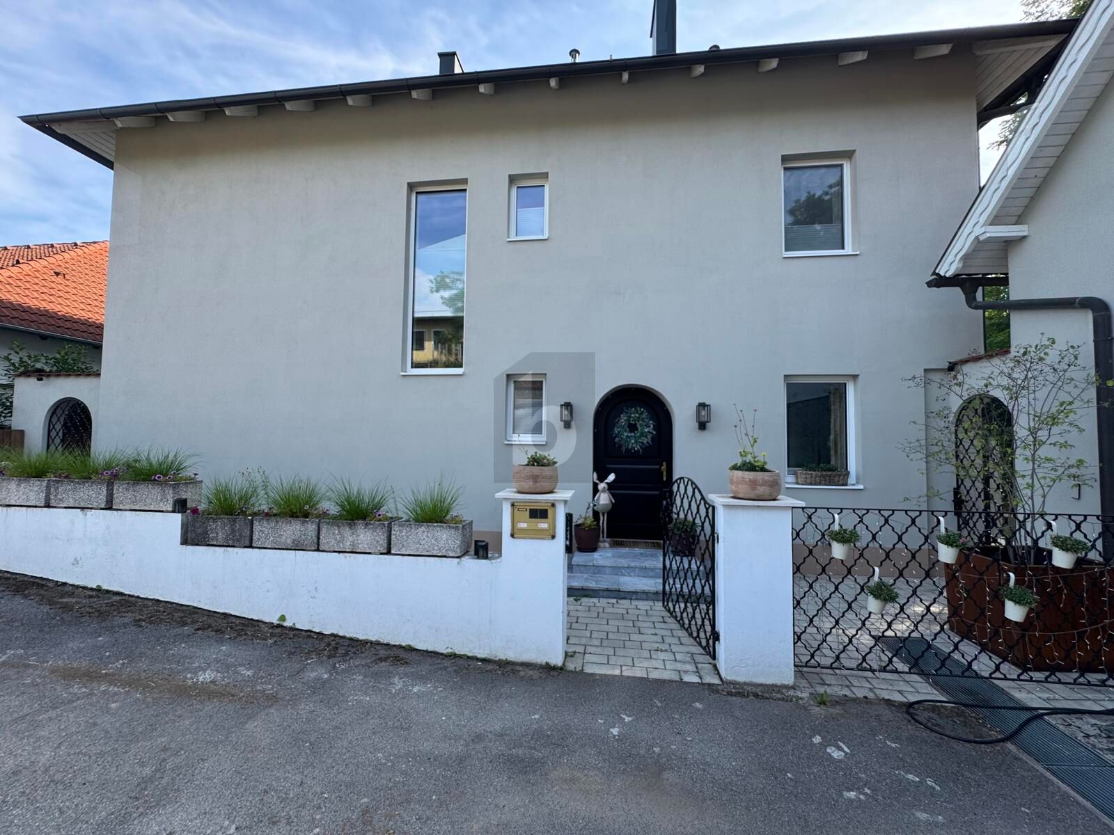 BEFRISTETES EINFAMILIENHAUS IM GRÜNEN MIT BLICK AUF DIE SKYLINE VON WIEN
