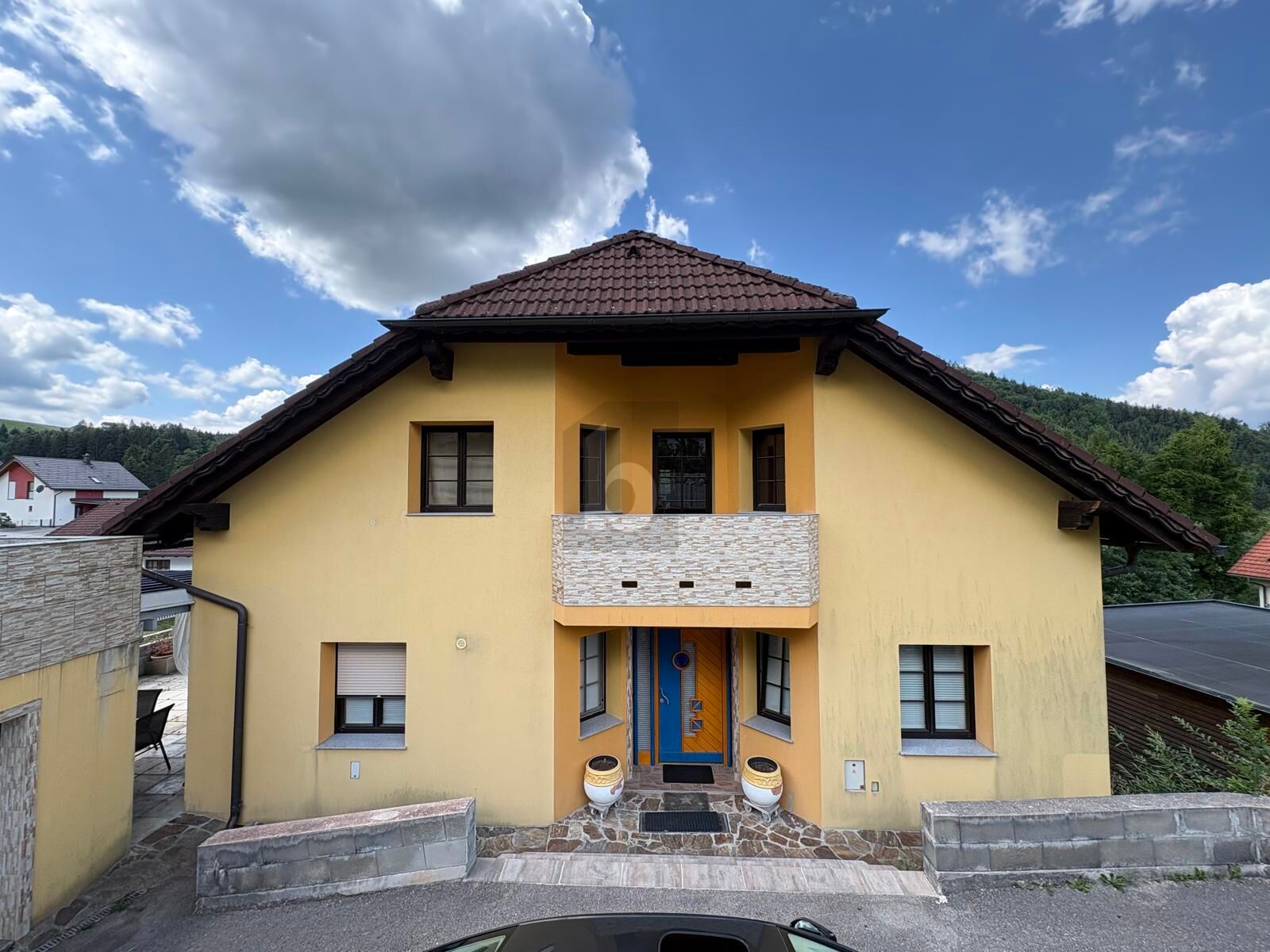 EINZIEHEN, WOHLF�HLEN & WEITERENTWICKELN ? GRO�Z�GIGES FAMILIENPARADIES MIT TRAUMGARTEN, SAUNA UND AUSBAUPOTENZIAL IN SONNIGER AUSSICHTSLAGE