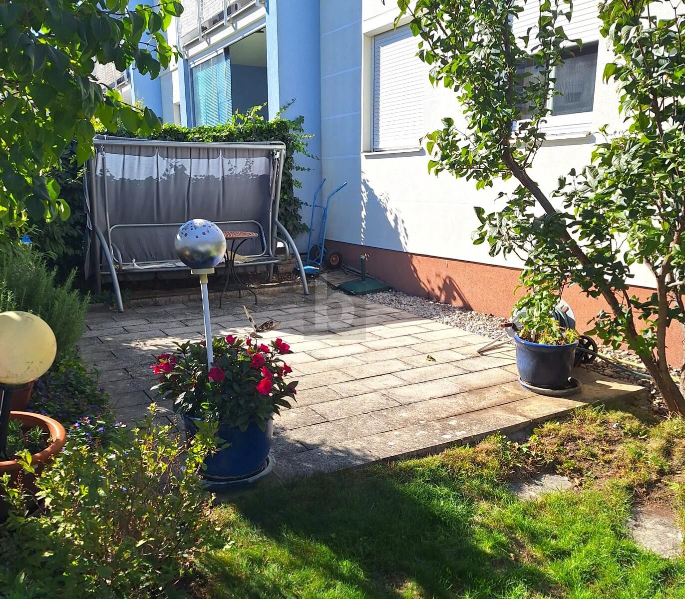 GARTENGENUSS MIT ZWEI TERRASSEN - LOGGIA -  TIEFGARAGENPLATZ