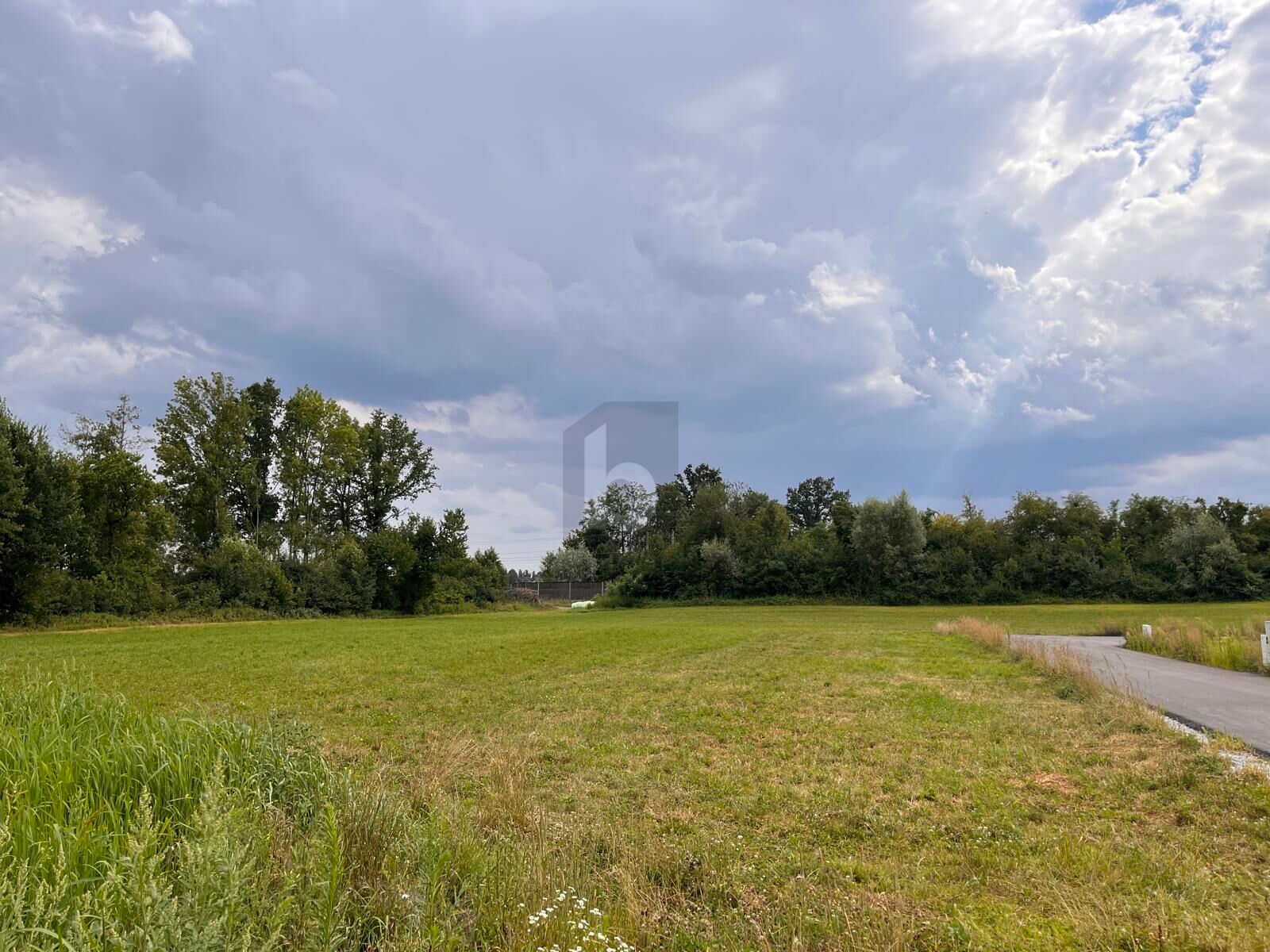 SONNIGES BAUGRUNDST�CK UNWEIT DES ZENTRUMS
