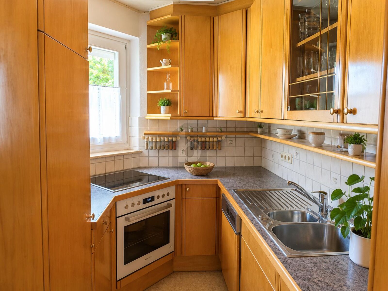 STADTWOHNUNG MIT GRO�EM BALKON, GR�NBLICK UND HOCHWERTIGER TISCHLERAUSSTATTUNG /  / 5020&nbsp;Salzburg / Bild 2