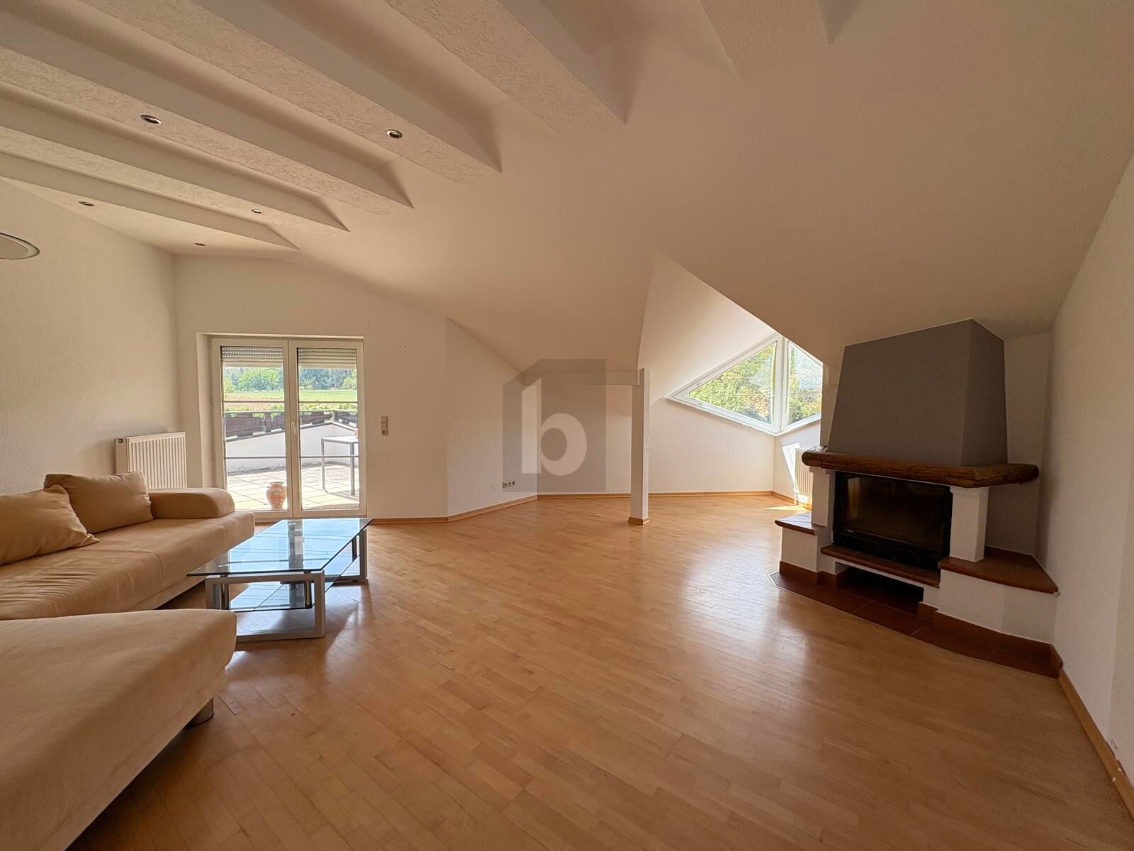 EXKLUSIVE DACHGESCHOSSWOHNUNG MIT SÜDBALKON ? IDEAL FÜR UNTERNEHMER ODER BETRIEBSINHABER