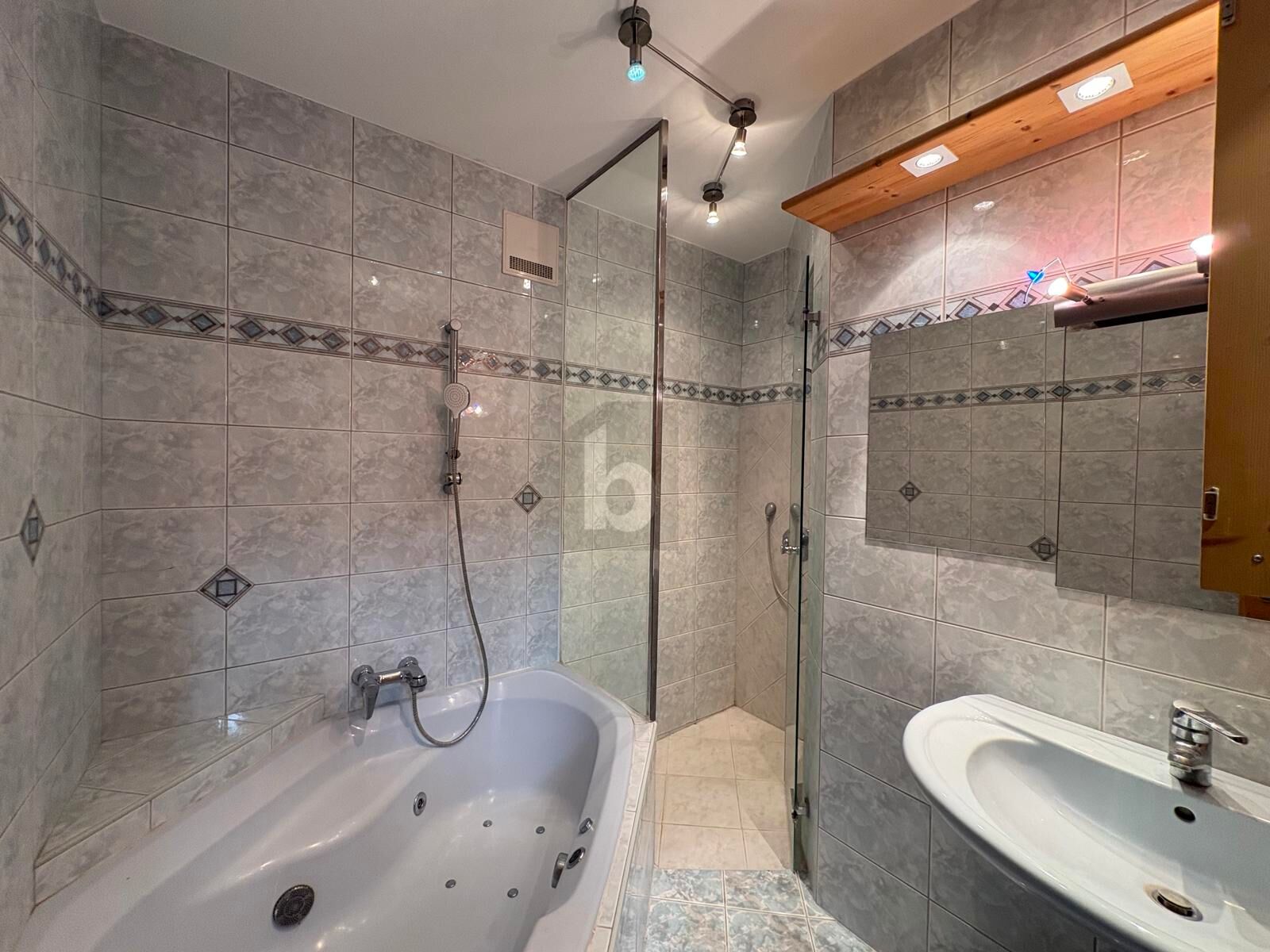 EXKLUSIVE DACHGESCHOSSWOHNUNG MIT SÜDBALKON ? IDEAL FÜR UNTERNEHMER ODER BETRIEBSINHABER / / 4484 Kronstorf / Bild 3