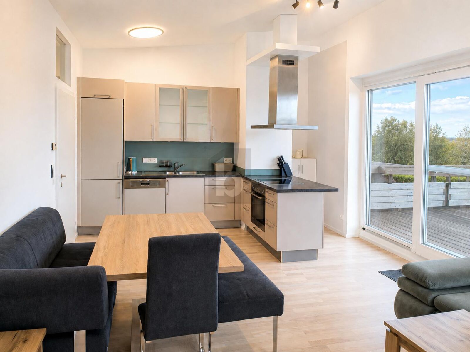 EXKLUSIVES PENTHOUSE MIT AUßERGEWÖHNLICH GROßER DACHTERRASSE UND TRAUMHAFTEM WEITBLICK / / 5141 Moosdorf / Bild 2