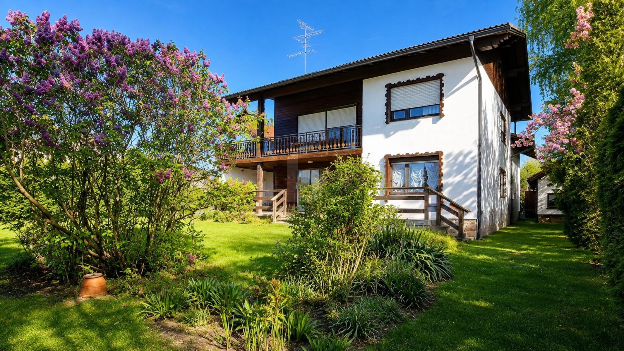CHARMANTES WOHNHAUS MIT GRO�Z�GIGEM GARTEN UND �BERDACHTER TERRASSE
