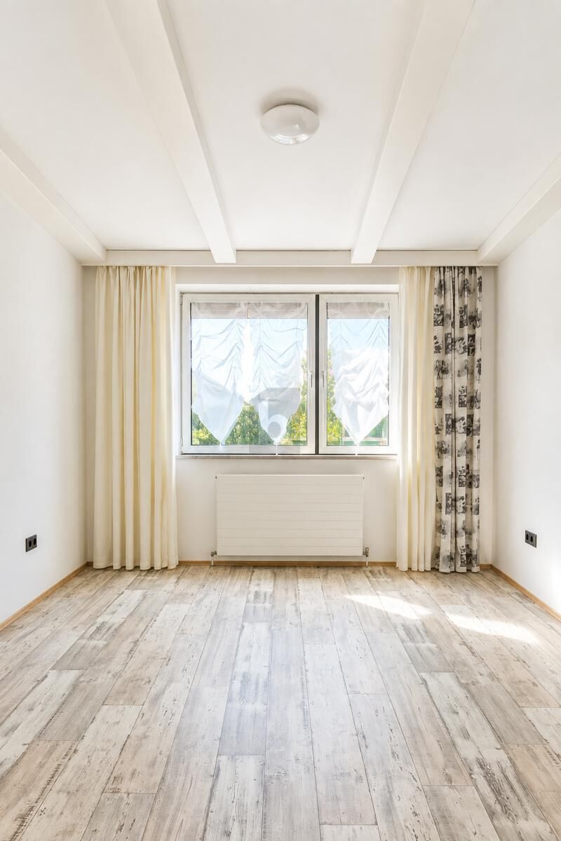 CHARMANTES WOHNHAUS MIT GRO�Z�GIGEM GARTEN UND �BERDACHTER TERRASSE /  / 5122&nbsp;Ach / Bild 2