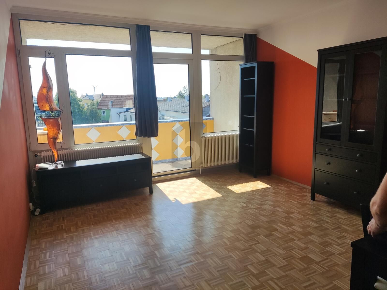 SONNIGE 2-ZIMMER-EIGENTUMSWOHNUNG MIT LOGGIA, WEITBLICK & PARKPLATZ IN DEUTSCH-WAGRAM
