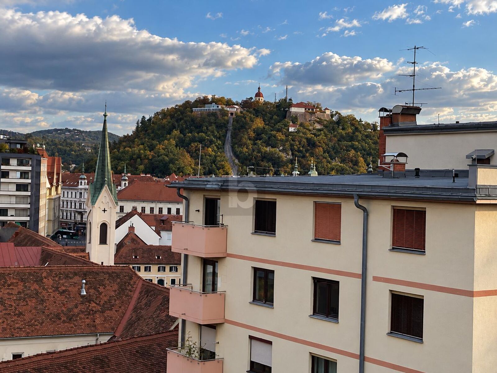 IHR NEUES ZUHAUSE?MODERN UND GEM�TLICH IN ZENTRALER LAGE MIT HERRLICHEM AUSBLICK 