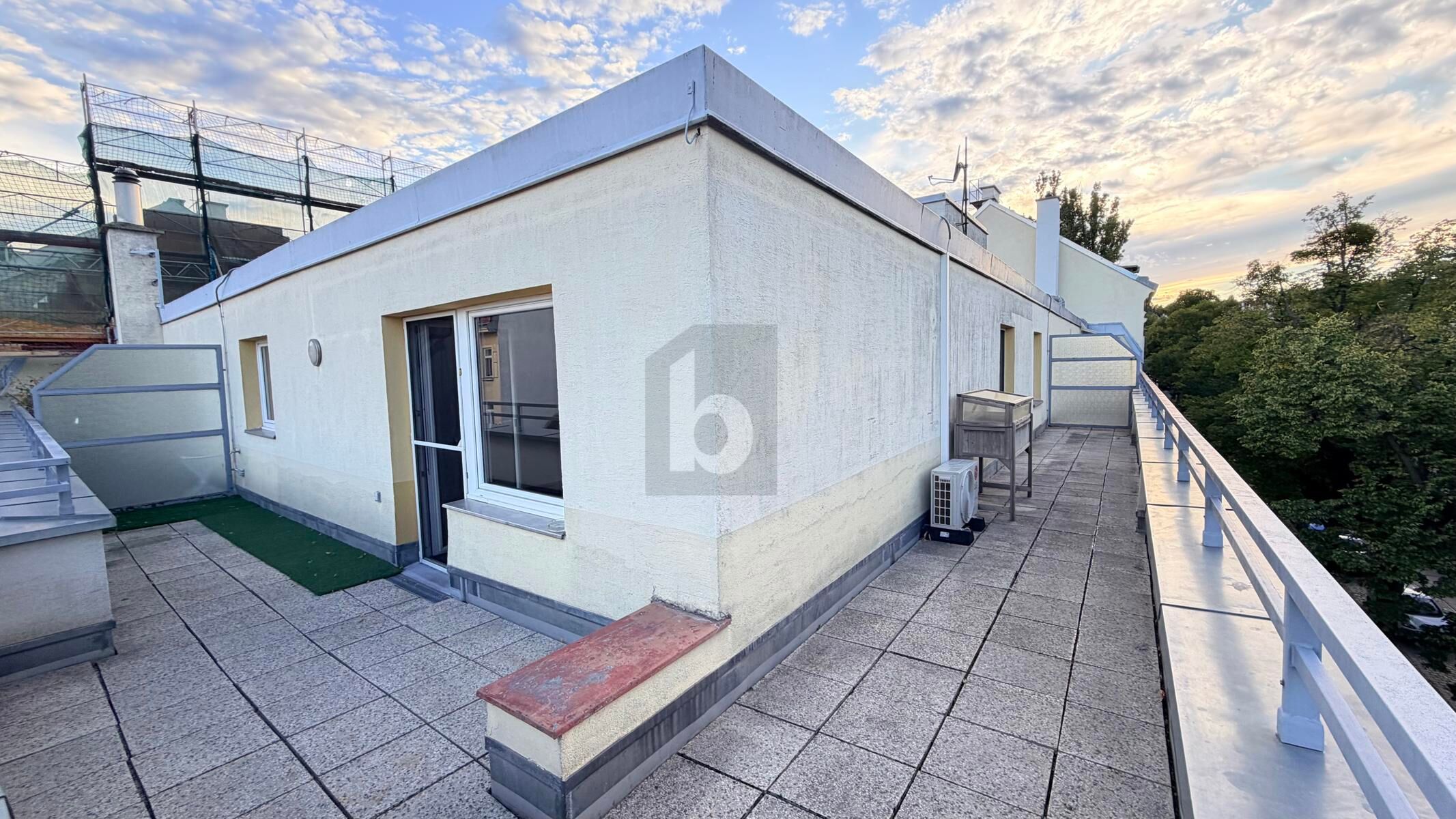 SANIERT IN RUHELAGE MIT GROSSER TERRASSE