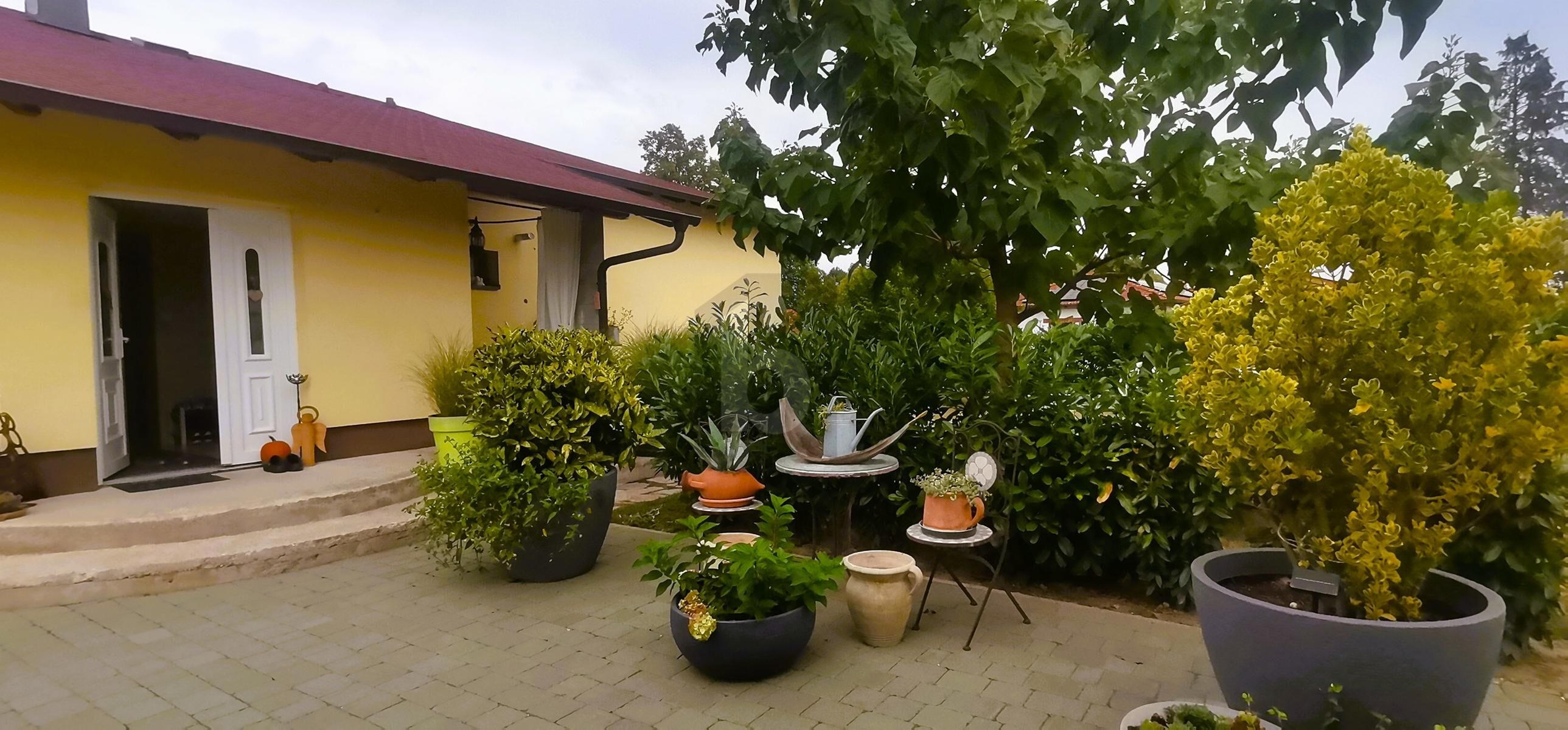 CHARMANTES WOHLFÜHLDOMIZIL MIT TRAUMHAFTER GARTENVIELFALT, SCHWEDENOFEN UND AUSBAUPOTENZIAL / / 7011 Siegendorf im Burgenland / Bild 0