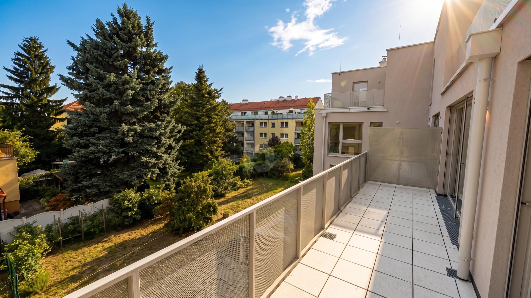 MODERNE OASE MIT GROSSER SONNENTERRASSE UND GR�NRUHELAGE