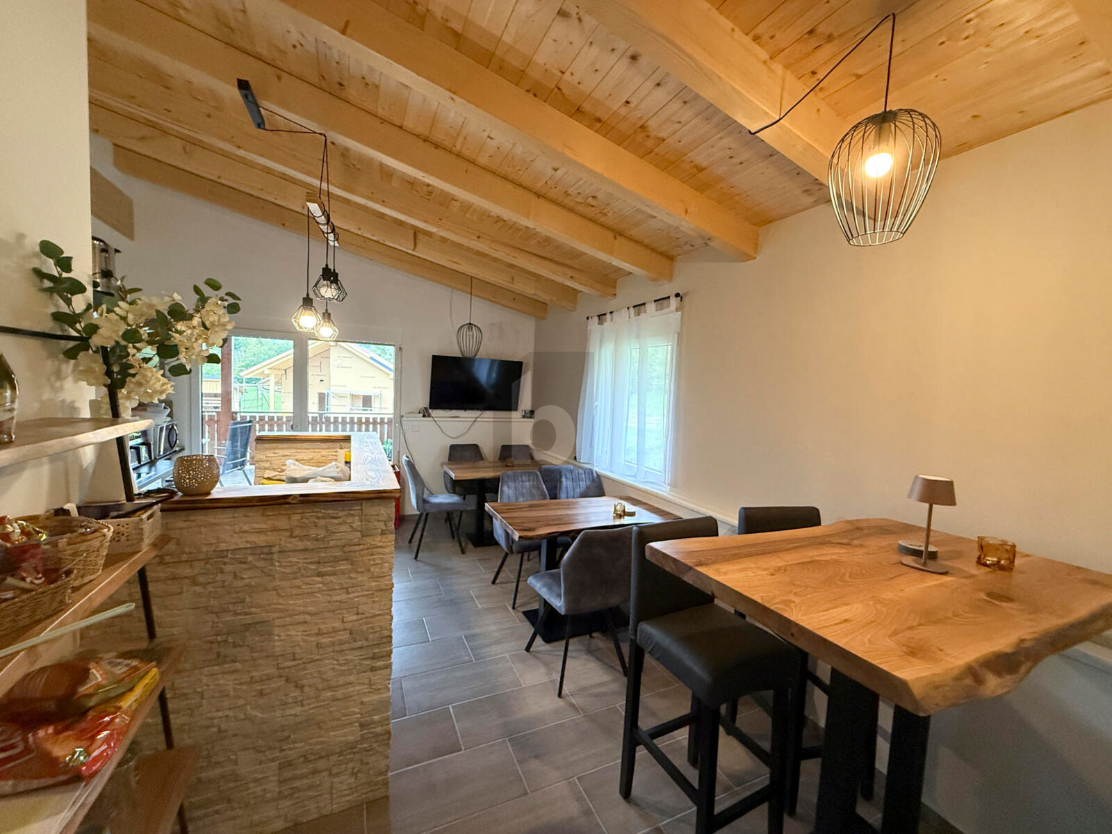 GRO�Z�GIGES WOHNHAUS MIT DREI G�STEAPARTMENTS ZUM FERTIGSTELLEN /  / 9620&nbsp;Hermagor / Bild 2