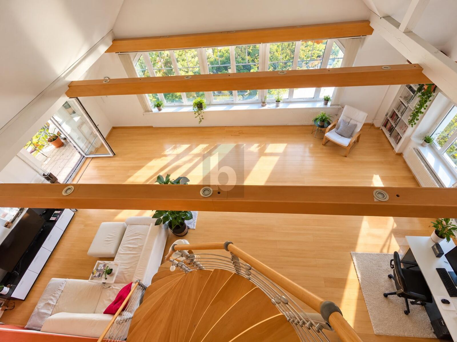 EIN ZUHAUSE MIT CHARAKTER ? GALERIE, GROSSZÜGIGKEIT & CHARME