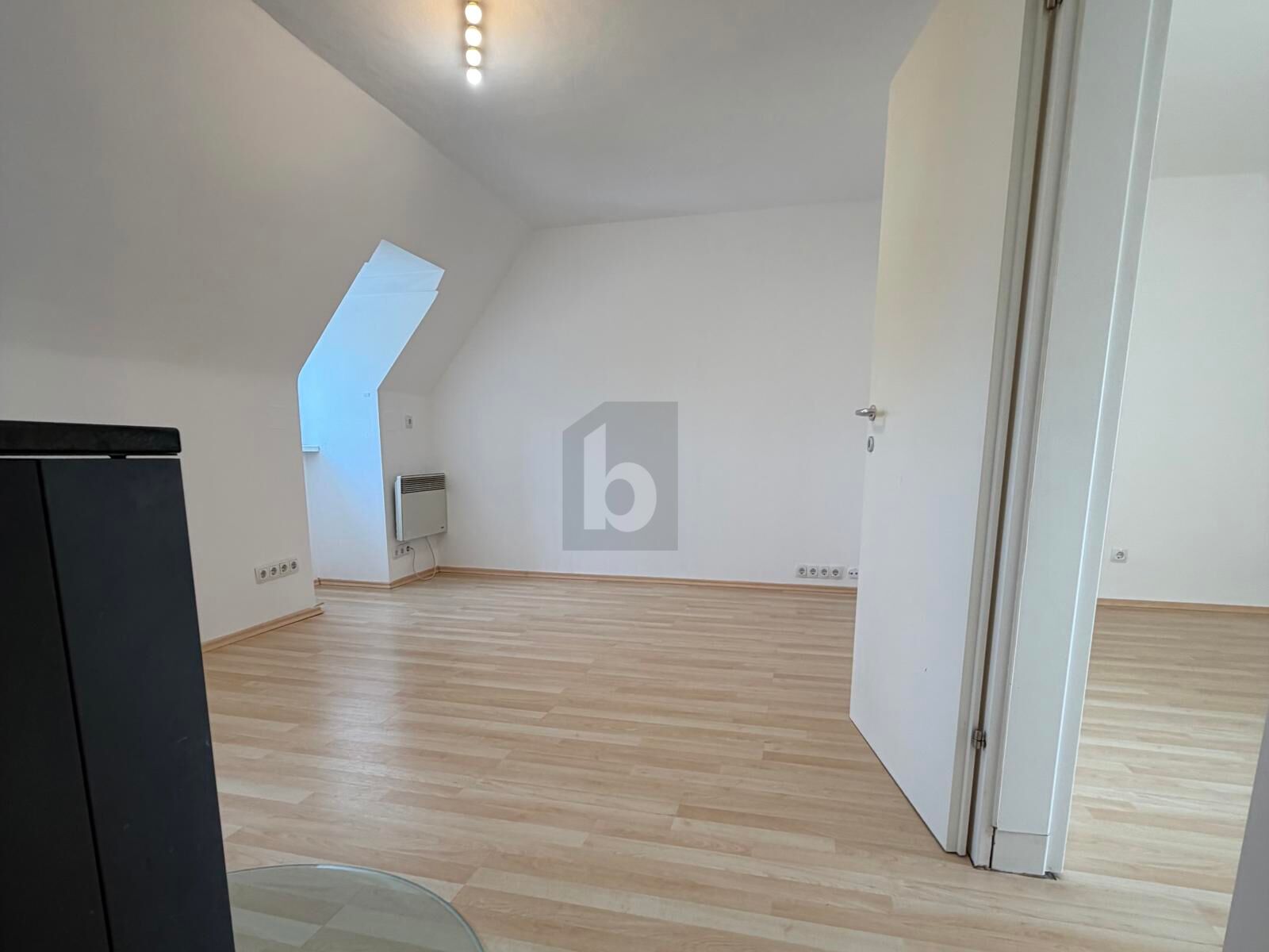 CHARMANTE DACHGESCHOSSWOHNUNG MIT HELLER WOHNATMOSPH�RE