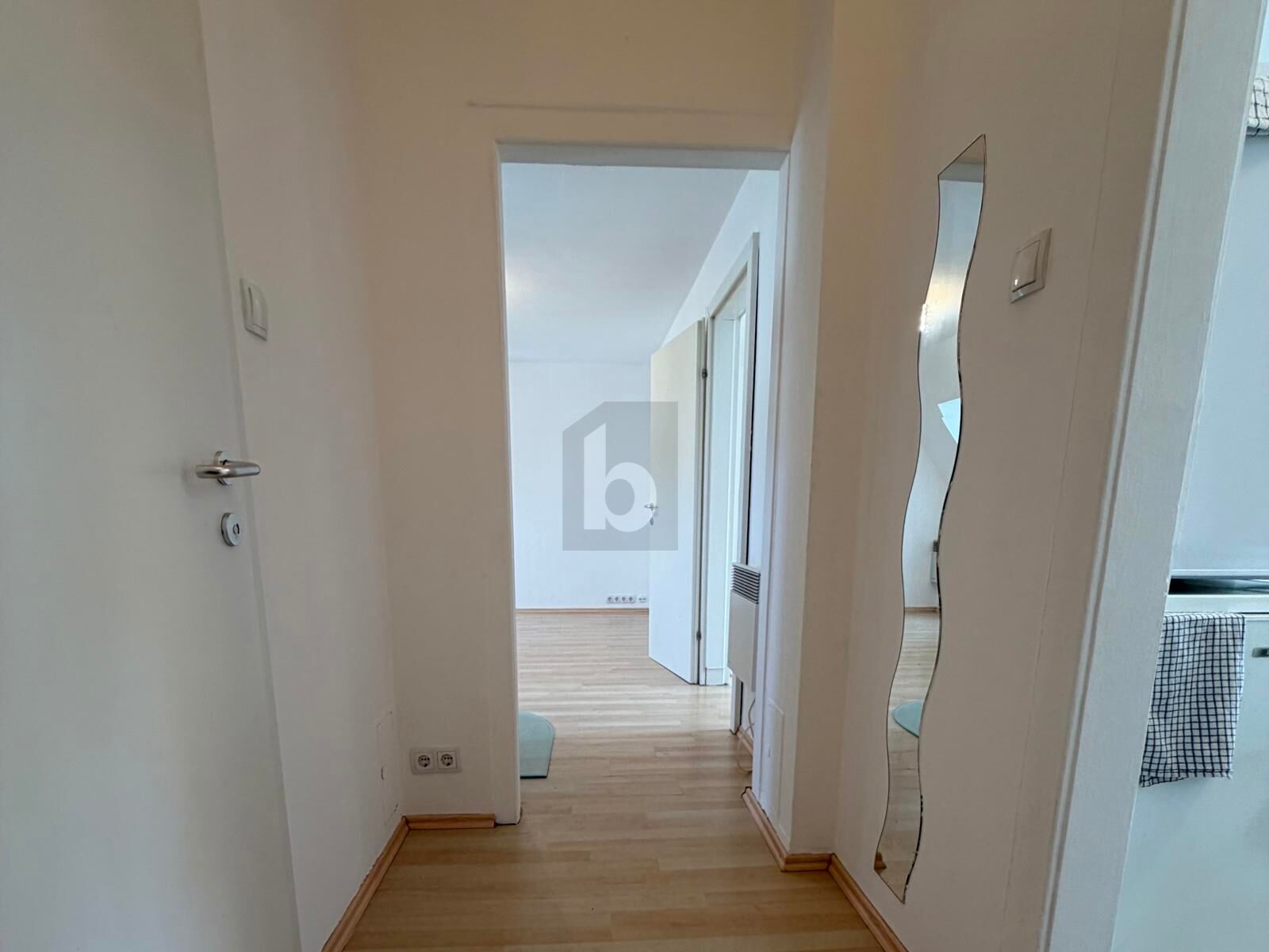 CHARMANTE DACHGESCHOSSWOHNUNG MIT HELLER WOHNATMOSPHÄRE / / 2551 Enzesfeld-Lindabrunn / Bild 3