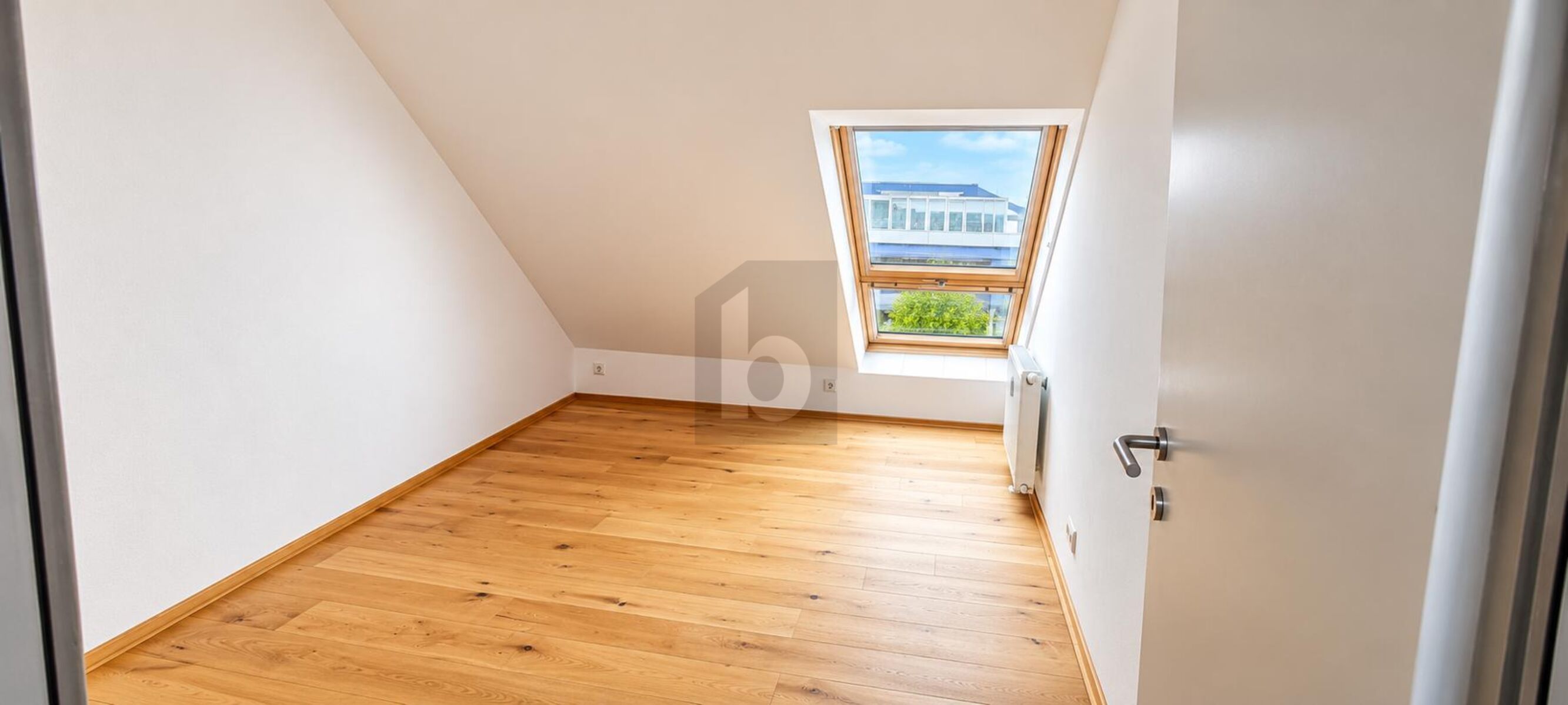WOHNEN �BER DEN D�CHERN:ELEGANTE DACHGESCHOSSWOHNUNG MIT BALKON UND GARTENMITBENUTZUNG /  / 8010&nbsp;Graz / Bild 2